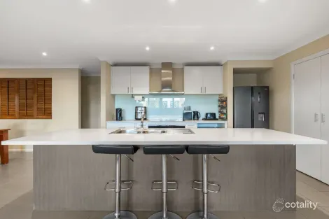 Property photo of 14 Ashbury Grove Hillside VIC 3037