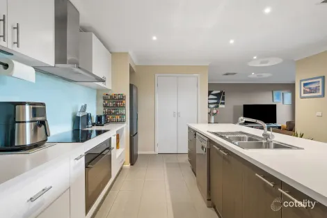 Property photo of 14 Ashbury Grove Hillside VIC 3037
