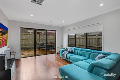 Property photo of 33 Scenery Drive Clyde North VIC 3978