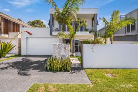 Property photo of 3 Oceanfront Drive Sapphire Beach NSW 2450