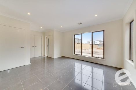 Property photo of 11/9 Village Way Pakenham VIC 3810