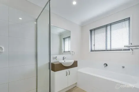 Property photo of 2/2 Steven Crescent Pimpama QLD 4209