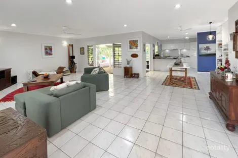 Property photo of 3 Michaelmas Close Clifton Beach QLD 4879