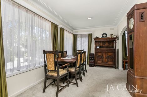 Property photo of 10 Laura Grove Mount Waverley VIC 3149