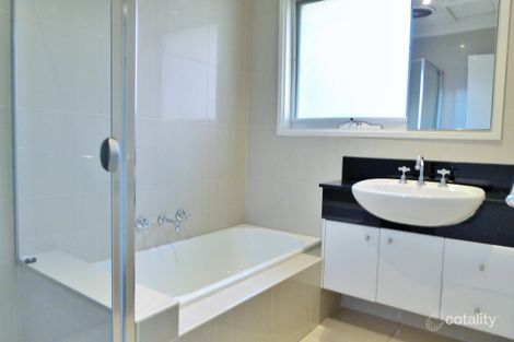 Property photo of 20 Mayfield Grove Caulfield North VIC 3161