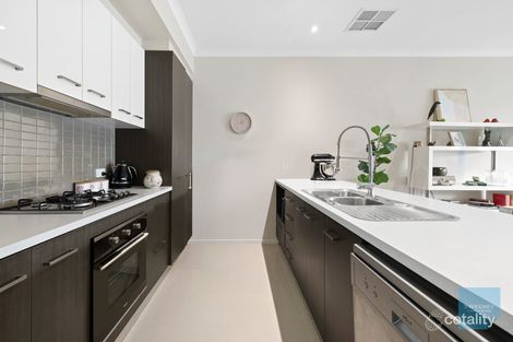 Property photo of 3/2 Great Barr Crescent Caroline Springs VIC 3023