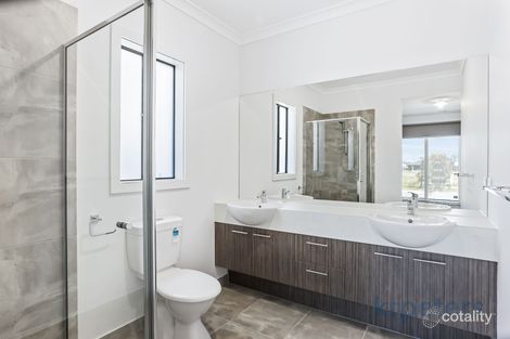 Property photo of 41 Zermatt Loop Pakenham VIC 3810