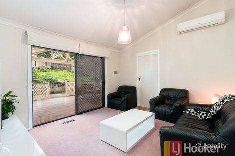 Property photo of 16 Lawson Way Endeavour Hills VIC 3802