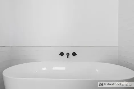 Property photo of 52 Kelloshiel Close West Bathurst NSW 2795