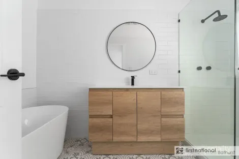 Property photo of 52 Kelloshiel Close West Bathurst NSW 2795