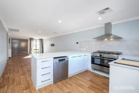 Property photo of 15 Reflection Boulevard Jindalee WA 6036