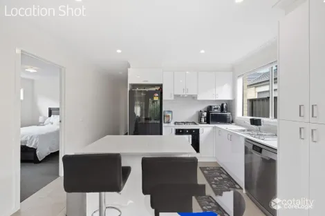 Property photo of 14 Freiberger Grove Clyde North VIC 3978