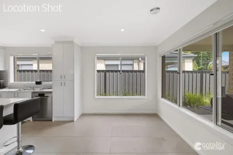 Property photo of 14 Freiberger Grove Clyde North VIC 3978