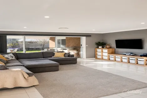 Property photo of 20 Kidd Circuit Goulburn NSW 2580