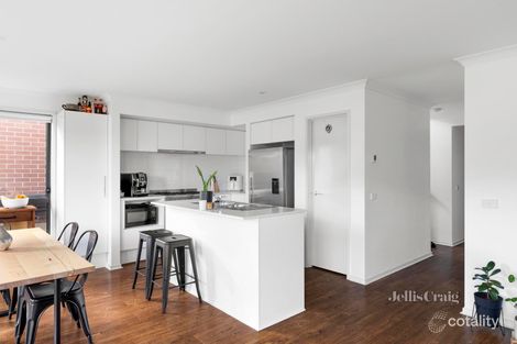Property photo of 15 Cobungra Grove Wollert VIC 3750