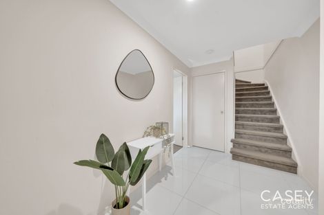 Property photo of 2/10 Mickleham Drive Cranbourne North VIC 3977