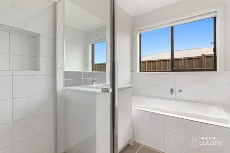 Property photo of 40 Apricot Circuit Tarneit VIC 3029