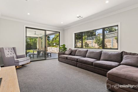 Property photo of 2 Hillside Grove Frankston South VIC 3199