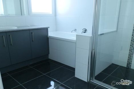 15 Shakespeare Gr, Officer, VIC 3809