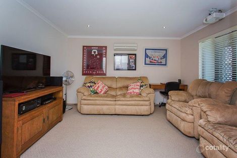 Property photo of 10 Woden Crescent Ooralea QLD 4740