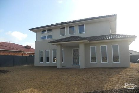 Property photo of 10 Laurina Link Pakenham VIC 3810