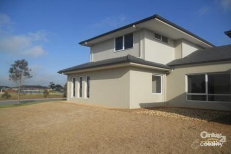 Property photo of 10 Laurina Link Pakenham VIC 3810