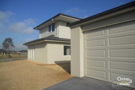 Property photo of 10 Laurina Link Pakenham VIC 3810