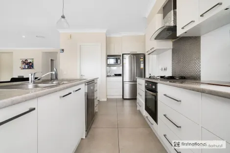 Property photo of 7 Billabong Close Kelso NSW 2795