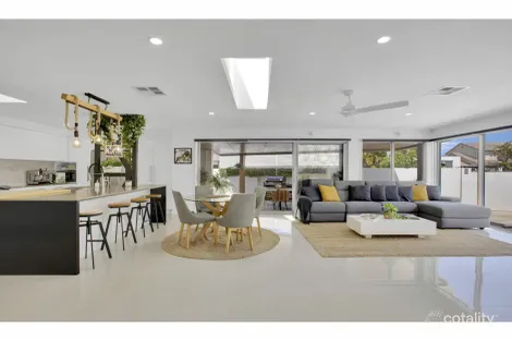 Property photo of 44 Merrimac Boulevard Broadbeach Waters QLD 4218