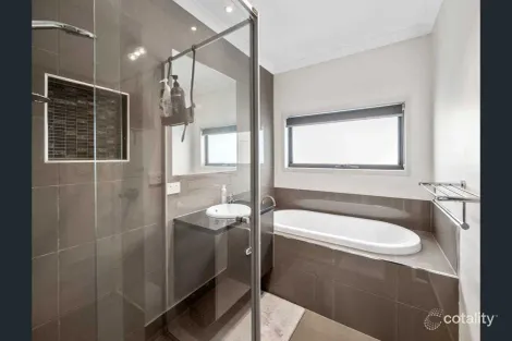Property photo of 2 Aubisque Close Fraser Rise VIC 3336