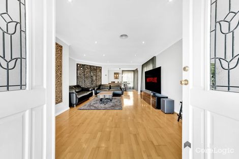 Property photo of 32 Windsor Gardens Caroline Springs VIC 3023