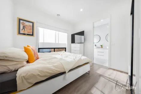 Property photo of 17 Madura Promenade Mickleham VIC 3064
