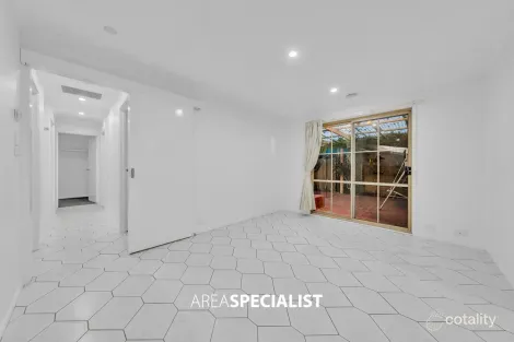 Property photo of 10 Sturt Court Cranbourne North VIC 3977