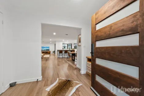 Property photo of 17 Ironbark Circuit Jerrabomberra NSW 2619