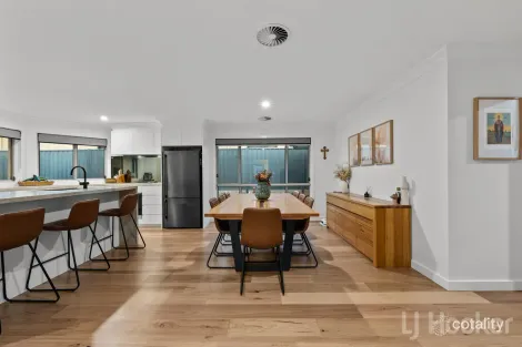 Property photo of 17 Ironbark Circuit Jerrabomberra NSW 2619