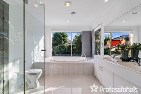 Property photo of 27 Yarra Links Way Bentleigh East VIC 3165