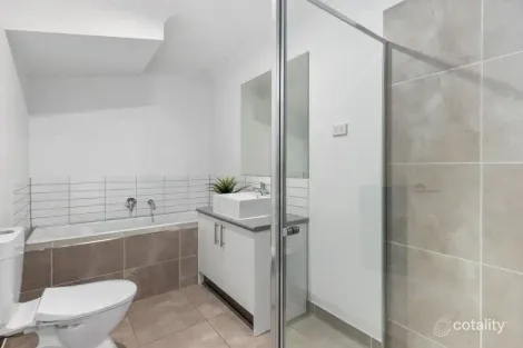 Property photo of 10 Nugget Way Cranbourne East VIC 3977