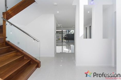 Property photo of 2/26 Milton Avenue Paradise Point QLD 4216