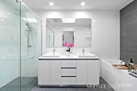 Property photo of 2 Glamis Drive Avondale Heights VIC 3034