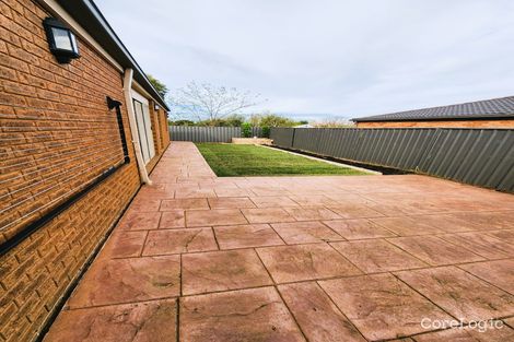Property photo of 32 Mundi Crescent Manor Lakes VIC 3024