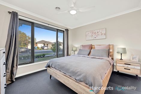 Property photo of 8 Hammond Road Cranbourne West VIC 3977