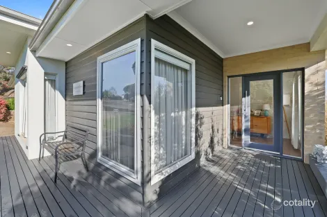 Property photo of 128 Jackson Drive Drouin VIC 3818