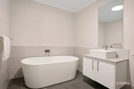 Property photo of 42 Jennings Crescent Spring Farm NSW 2570