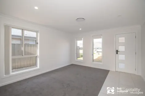 Property photo of 14 Davis Crescent Caerleon NSW 2850