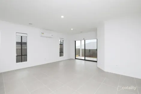 Property photo of 11 Duloe Rise Cobblebank VIC 3338