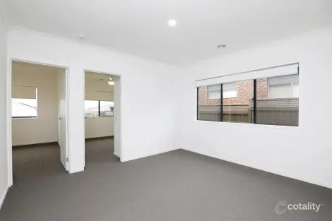 Property photo of 11 Duloe Rise Cobblebank VIC 3338