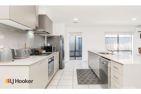 Property photo of 37 Rhyolite Drive Craigieburn VIC 3064