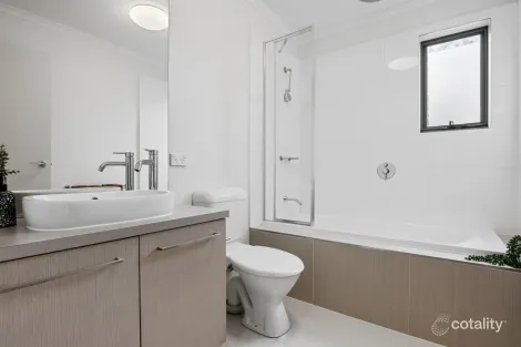 Property photo of 19 Paragon Way Waterways VIC 3195