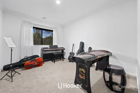 Property photo of 10 Winchcombe Way Cranbourne North VIC 3977