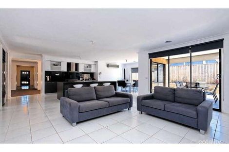 Property photo of 10 Lakewood Place Berwick VIC 3806